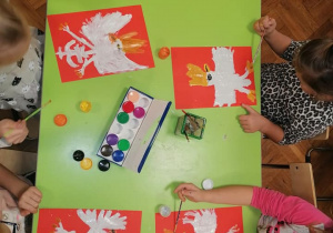 dzieci z gr III malują orła