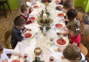 dzieci jedzą obiad wigilijny