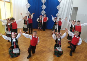 Dzieci tańczą " Laboga dziewuszki"