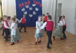 Dzieci tańczą "Polkę"