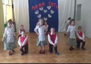 Dzieci tańczą taniec ludowy