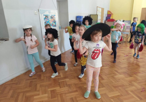 Dzieci tańczą w przebraniach