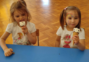 Dziewczynki jedzące lody