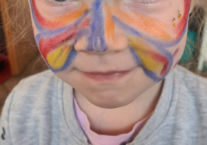 Dziewczynka z motylkiem na twarzy