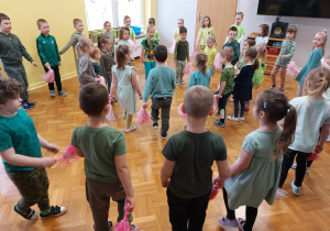 Dzieci wykonują taniec do piosenki
