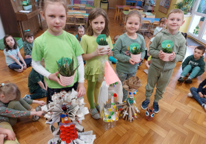 Dzieci ze swoimi zielonymi nagrodami za udział w konkursie