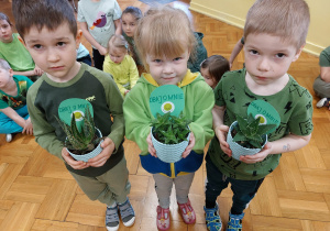 Dzieci z gr II z zielonymi nagrodami