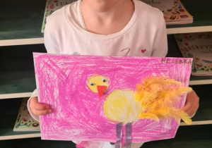 Dziewczynka z obrazkiem kurczaka