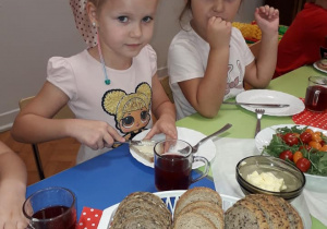 Dzieci podczas samodzielnego przygotowania śniadania