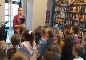 Przywitanie dzieci z Panią Dyrektor biblioteki
