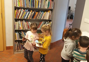 Dziewczynki oglądają książeczki dla dzieci