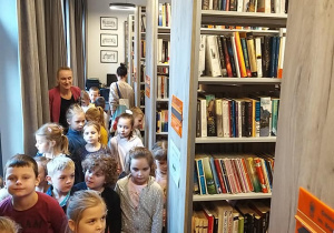 Dzieci zwiedzające bibliotekę