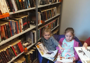 Dziewczynki oglądają ilustracje w książkach