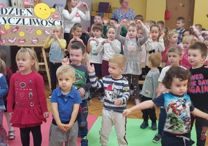 przedszkolaki podczas śpiewania piosenki o życzliwości